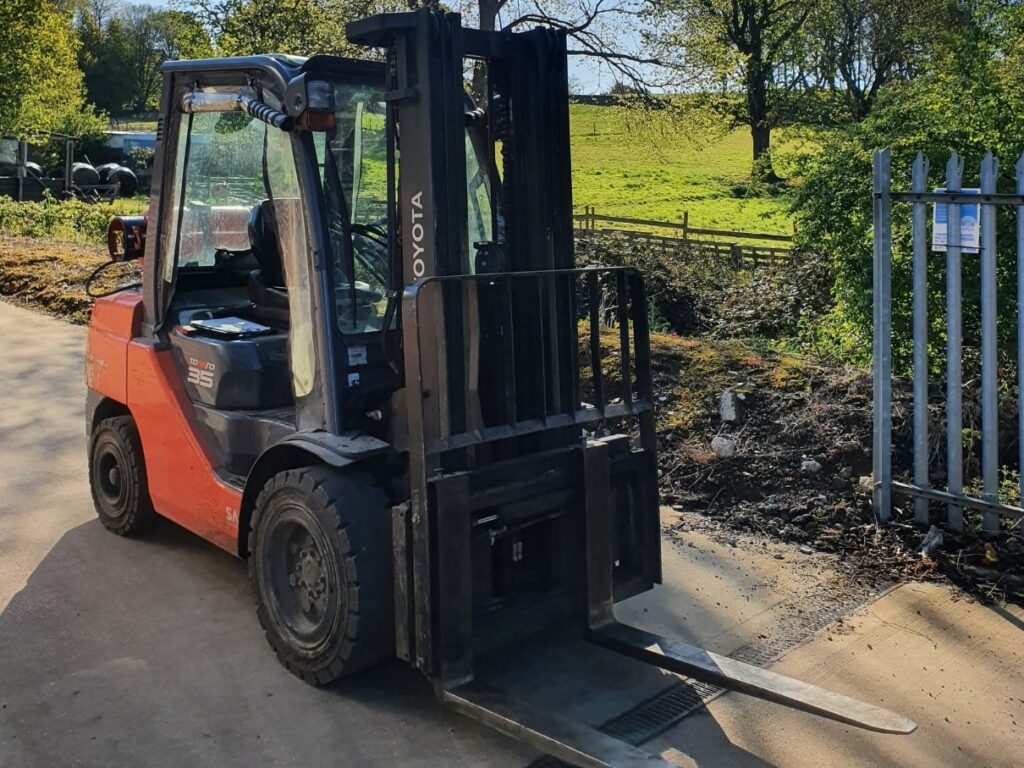 Competent person carrying out a forklift truck thorough examination